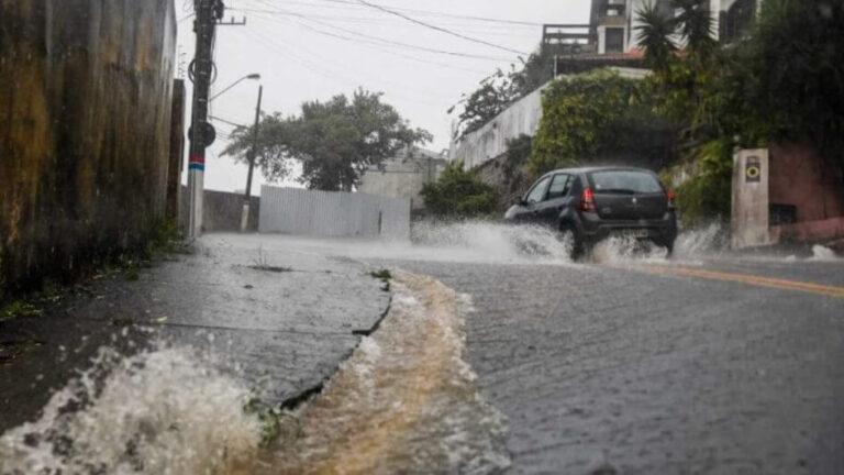 Após uma trégua, Defesa Civil de Santa Catarina alerta novas e fortes chuvas