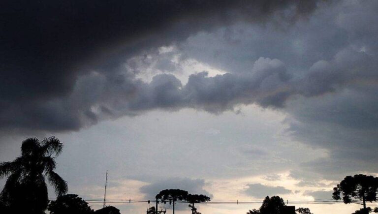 Inmet informa que uma frente via se desloca para os estados do Paraná e de Santa Catarina