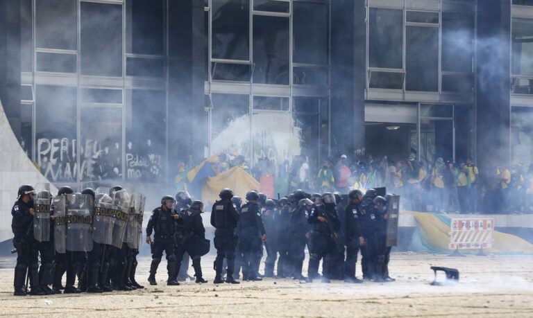 Especialistas apontam intenções por trás da tentativa de golpe de estado em 8 de janeiro