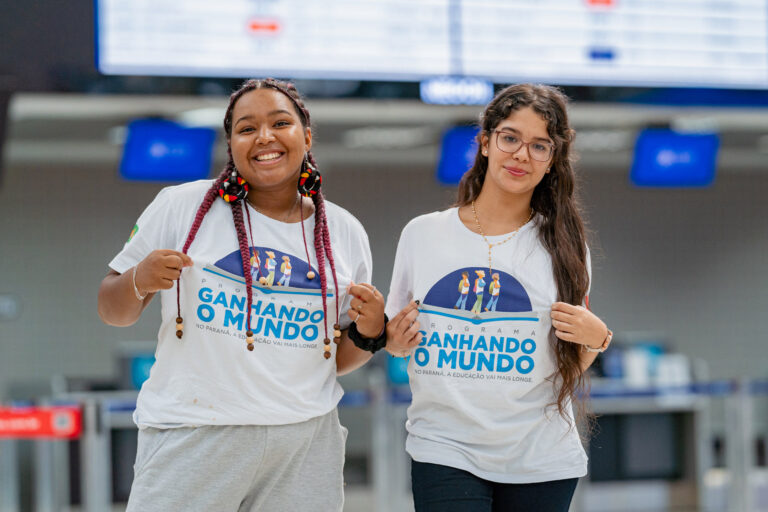 570 estudantes da rede estadual (PR) embarcam para o exterior para programa de intercâmbio