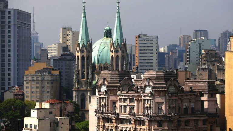 São Paulo, historicamente atrativa, completa 470 anos, mas muitos querem deixá-la