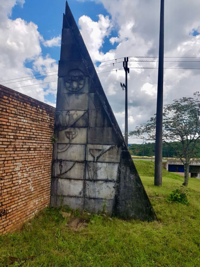 Monumento “Curitiba-Palmas” no trevo da BR-153 com a PRC-280 foi restaurado