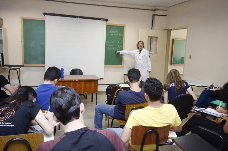 Lei garante a professores plano de carreira e jornada reduzida