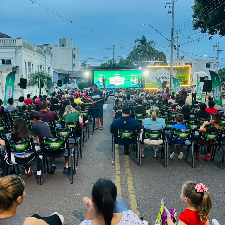 Projeto ‘Cinema na Praça’ leva mais de 800 pessoas à Praça Coronel Amazonas