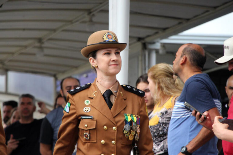 Uma mulher no comando do Colégio Militar de Curitiba