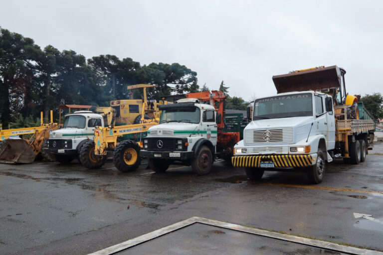 Governo do Paraná manda equipamentos pesados para liberar rodovias no Rio Grande do Sul