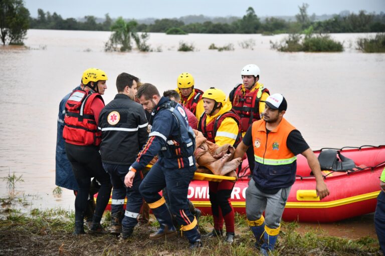 Bombeiros de Santa Catarina já salvam 600 vidas entre pessoas e animais no Rio Grande do Sul