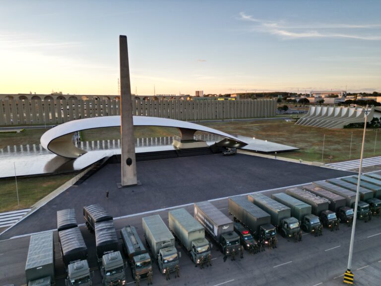 22 viaturas do Exército partiu nesta sexta-feira (24) com doações para o Rio Grande do Sul