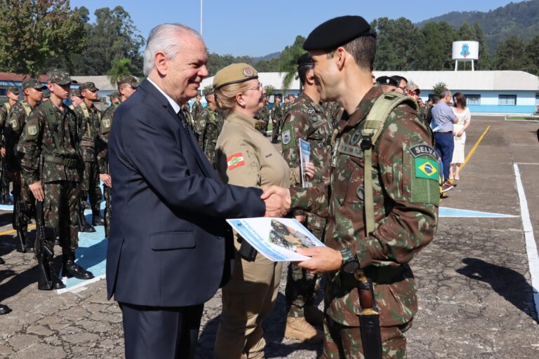 Vereador Pasqualin recebe diploma de ‘Amigo do Batalhão’