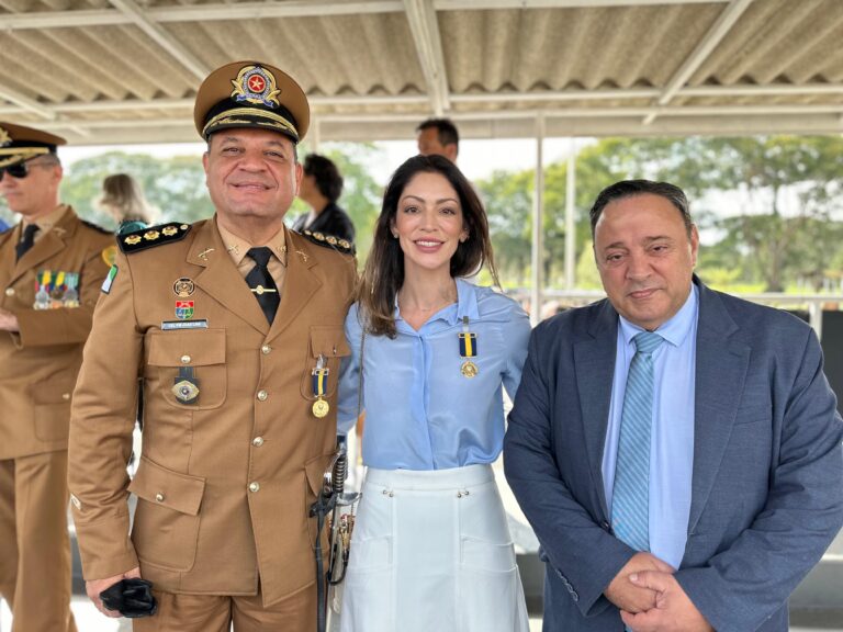 Gabi Bakri recebe medalha Coronel Sarmento, a maior honraria da Polícia Militar