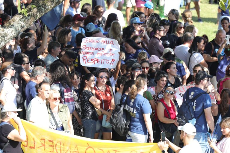 Greve dos professores de Santa Catarina suspensa por 60 dias