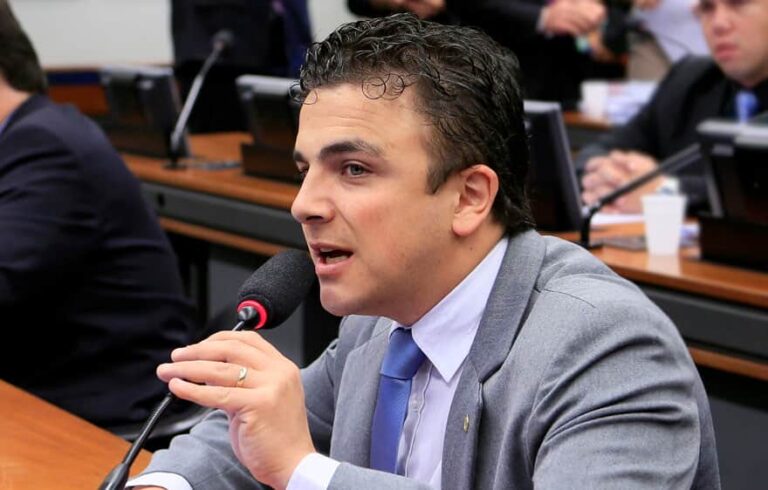 Deputado federal Aliel Machado diz que privatização das escolas é inconstitucional