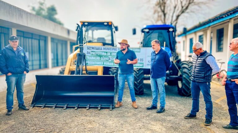 Prefeitura entrega máquinas agrícolas para agricultores de União da Vitória