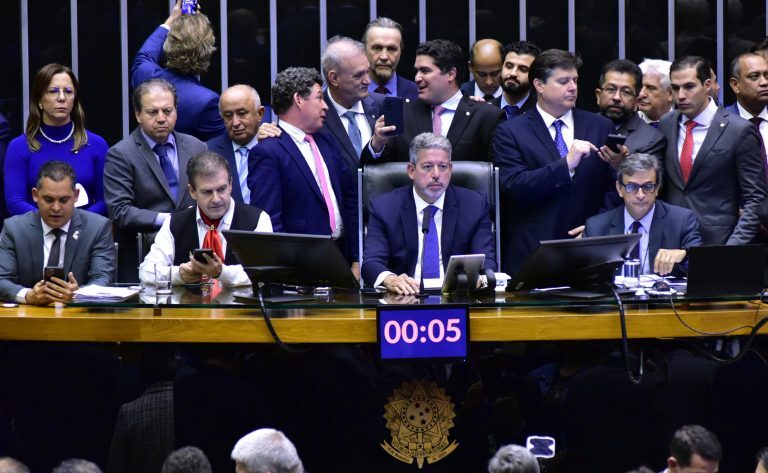 Dos 30 deputados federais do Paraná, apenas 3 votaram contra a PEC da reforma tributária