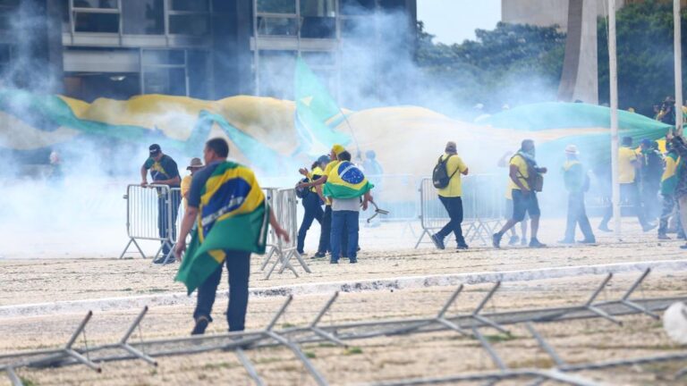 89% dos brasileiros não aprovam as invasões aos prédios dos 3 Poderes em janeiro